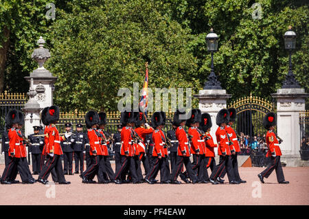 Cerimonia del cambio della guardia al di fuori Buckingham Palace di Londra England Regno Unito Regno Unito Foto Stock