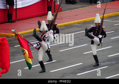 Distacco dell'esercito boliviano marciando su la tradizionale parata militare per il 197th anniversario dell indipendenza del Perù giorno Foto Stock