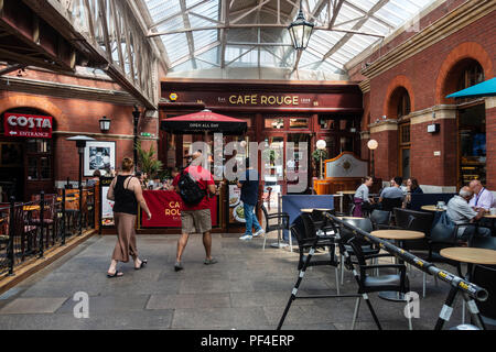 Cafe Rouge in Windsor Royal Shopping Centre in Windsor, Regno Unito Foto Stock