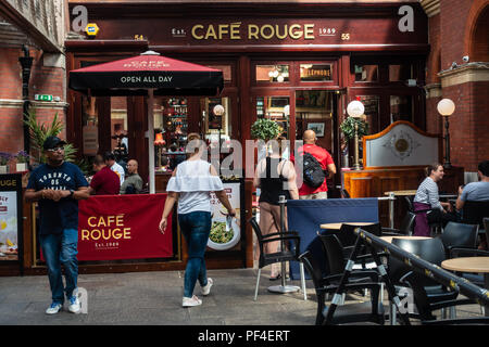 Cafe Rouge in Windsor Royal Shopping Centre in Windsor, Regno Unito Foto Stock