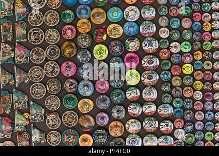 Stallo con fatti a mano, colorati souvenir messicani in Chichen Itza, Messico. Foto Stock