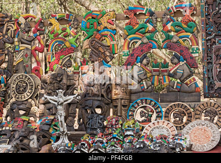 Stallo con fatti a mano, colorati souvenir messicani in Chichen Itza, Messico. Foto Stock