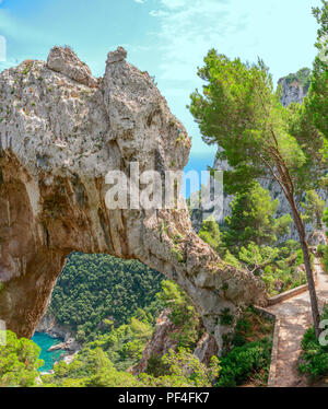 L'Arco Naturale (Arco naturale) su Capri, Italia, come visto dalla vicina area di visualizzazione. Foto Stock