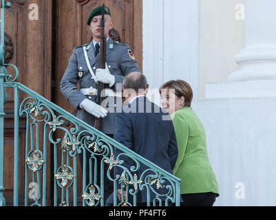 Meseberg, Germania. 18 Agosto, 2018. Il cancelliere tedesco Angela Merkel (1R) parla con la visita del Presidente russo Vladimir Putin 2a (R) a Schloss Meseberg, a nord di Berlino, Germania, il 18 agosto, 2018. Il cancelliere tedesco Angela Merkel e il Presidente russo Vladimir Putin ha tenuto colloqui nel nord di Berlino il sabato, con argomenti che spaziano dalla Siria, Ucraina, Iran nonché il Nord Stream 2 gas pipeline project. Credito: Shan Yuqi/Xinhua/Alamy Live News Foto Stock