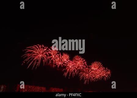 Mosca, Russia. 19-Agosto 2018. La prima giornata internazionale del festival dei fuochi d'artificio ROSTEC, il più grande festival internazionale di arte pirotecnica è finita. Quattro squadre hanno tenuto il loro giro di oggi: Austria, Bulgaria, STATI UNITI D'AMERICA, Italia. Igor Ippolitov/Alamy Live News Foto Stock