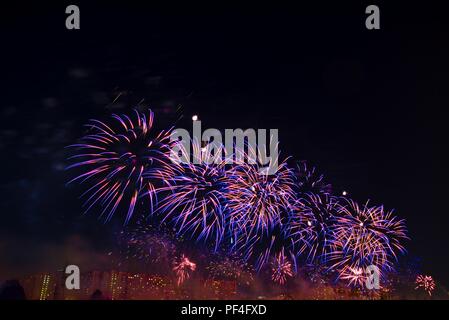 Mosca, Russia. 19-Agosto 2018. La prima giornata internazionale del festival dei fuochi d'artificio ROSTEC, il più grande festival internazionale di arte pirotecnica è finita. Quattro squadre hanno tenuto il loro giro di oggi: Austria, Bulgaria, STATI UNITI D'AMERICA, Italia. Igor Ippolitov/Alamy Live News Foto Stock