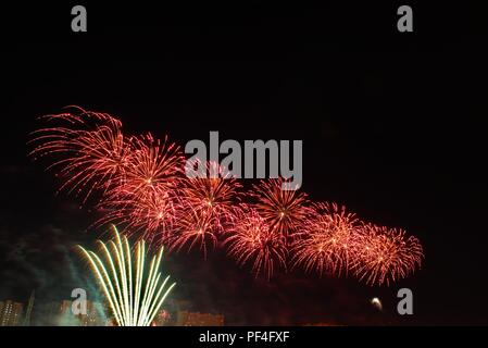 Mosca, Russia. 19-Agosto 2018. La prima giornata internazionale del festival dei fuochi d'artificio ROSTEC, il più grande festival internazionale di arte pirotecnica è finita. Quattro squadre hanno tenuto il loro giro di oggi: Austria, Bulgaria, STATI UNITI D'AMERICA, Italia. Igor Ippolitov/Alamy Live News Foto Stock