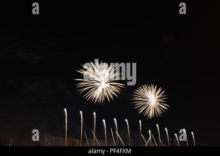 Mosca, Russia. 19-Agosto 2018. La prima giornata internazionale del festival dei fuochi d'artificio ROSTEC, il più grande festival internazionale di arte pirotecnica è finita. Quattro squadre hanno tenuto il loro giro di oggi: Austria, Bulgaria, STATI UNITI D'AMERICA, Italia. Igor Ippolitov/Alamy Live News Foto Stock