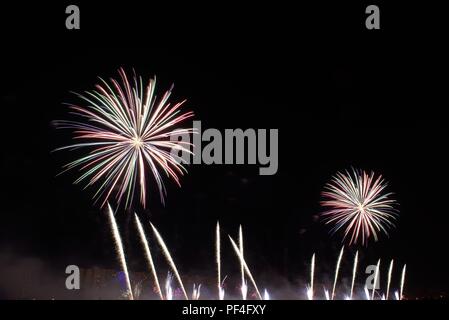 Mosca, Russia. 19-Agosto 2018. La prima giornata internazionale del festival dei fuochi d'artificio ROSTEC, il più grande festival internazionale di arte pirotecnica è finita. Quattro squadre hanno tenuto il loro giro di oggi: Austria, Bulgaria, STATI UNITI D'AMERICA, Italia. Igor Ippolitov/Alamy Live News Foto Stock