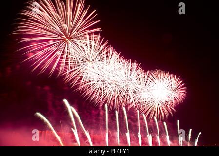 Mosca, Russia. 19-Agosto 2018. La prima giornata internazionale del festival dei fuochi d'artificio ROSTEC, il più grande festival internazionale di arte pirotecnica è finita. Quattro squadre hanno tenuto il loro giro di oggi: Austria, Bulgaria, STATI UNITI D'AMERICA, Italia. Igor Ippolitov/Alamy Live News Foto Stock