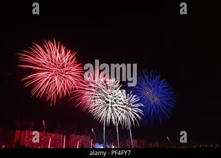 Mosca, Russia. 19-Agosto 2018. La prima giornata internazionale del festival dei fuochi d'artificio ROSTEC, il più grande festival internazionale di arte pirotecnica è finita. Quattro squadre hanno tenuto il loro giro di oggi: Austria, Bulgaria, STATI UNITI D'AMERICA, Italia. Igor Ippolitov/Alamy Live News Foto Stock