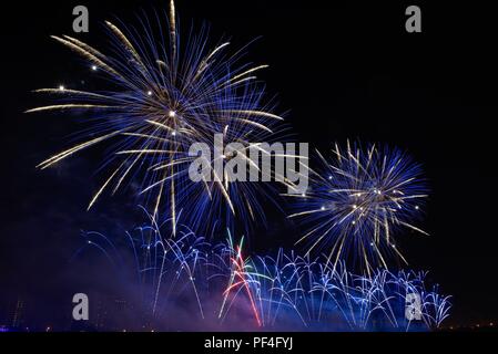 Mosca, Russia. 19-Agosto 2018. La prima giornata internazionale del festival dei fuochi d'artificio ROSTEC, il più grande festival internazionale di arte pirotecnica è finita. Quattro squadre hanno tenuto il loro giro di oggi: Austria, Bulgaria, STATI UNITI D'AMERICA, Italia. Igor Ippolitov/Alamy Live News Foto Stock