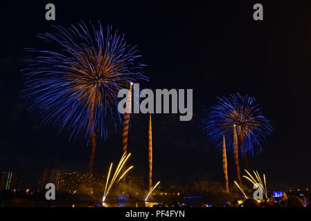 Mosca, Russia. 19-Agosto 2018. La prima giornata internazionale del festival dei fuochi d'artificio ROSTEC, il più grande festival internazionale di arte pirotecnica è finita. Quattro squadre hanno tenuto il loro giro di oggi: Austria, Bulgaria, STATI UNITI D'AMERICA, Italia. Igor Ippolitov/Alamy Live News Foto Stock