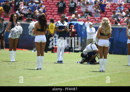 Los Angeles, Stati Uniti d'America. Il 18 agosto 2018. Los Angeles Rams cheerleaders durante la NFL Oakland Raiders vs Los Angeles Rams presso il Los Angeles Memorial Coliseum di Los Angeles, Ca il 18 agosto 2018. Jevone Moore Credito: Cal Sport Media/Alamy Live News Foto Stock