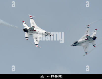 Chicago, Illinois, Stati Uniti d'America. 18 Agosto, 2018. Due dei Thunderbirds F-16 aerei volare oltre ogni altro. Sabato è stato il primo dei due giorni di Chicago's sessantesimo annuale di aria e acqua mostrano lungo la riva del lago Michigan, Agosto 18, 2018. Credito: Rob Dicker/ZUMA filo/Alamy Live News Foto Stock