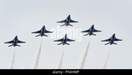 Chicago, Illinois, Stati Uniti d'America. 18 Agosto, 2018. La US Air Force Thunderbirds volare in formazione. Sabato è stato il primo dei due giorni di Chicago's sessantesimo annuale di aria e acqua mostrano lungo la riva del lago Michigan, Agosto 18, 2018. Credito: Rob Dicker/ZUMA filo/Alamy Live News Foto Stock