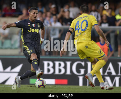 Verona, Italia. Il 18 agosto 2018. La Juventus' Cristiano Ronaldo (L) compete durante la serie di una partita di calcio tra Juventus e Chievo Verona, Italia, Agosto 18, 2018. La Juventus ha vinto 3-2. (Xinhua/Alberto Lingria) Credito: Alberto Lingria/Xinhua/Alamy Live News Foto Stock