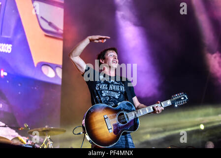 Germania, Coburg, HUK Coburg Aria Aperta - 18 ago 2018 - Concerto, James Blunt - Bild: James Blunt a giocare il suo insieme all'HUK Coburg Open Air 2018. Alamy Live News Entertainment / Credito: Ryan Evans Credito: Ryan Evans/Alamy Live News Foto Stock