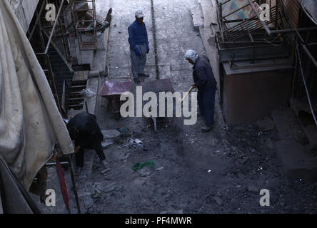 Ghazni, Afghanistan. 19 Ago, 2018. La gente lavora in un edificio danneggiato dopo gli attacchi dei talebani nella città di Ghazni, capitale della provincia di Ghazni, Afghanistan, 19 Agosto, 2018. Il Presidente afghano Ashraf Ghani ha visitato la città di Ghazni, dove ha incaricato la assegnazione di un massimo di venti milioni di dollari per ricostruire l'amministrazione provinciale strutture, l'afghano Palazzo Presidenziale detto venerdì. Credito: Sayed Mominzadah/Xinhua/Alamy Live News Foto Stock