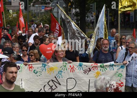 Berlino, Germania. 18 Agosto, 2018. Contro-proteste avvengono a Berlino come neo nazisti contrassegnare il trentunesimo anniversario della morte di Hitler ex vice Rudolf Hess. Credito: Sean Smuda/ZUMA filo/ZUMAPRESS.com/Alamy Live News Foto Stock