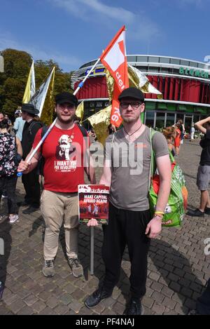 Berlino, Germania. 18 Agosto, 2018. Contro-proteste avvengono a Berlino come neo nazisti contrassegnare il trentunesimo anniversario della morte di Hitler ex vice Rudolf Hess. Credito: Sean Smuda/ZUMA filo/ZUMAPRESS.com/Alamy Live News Foto Stock