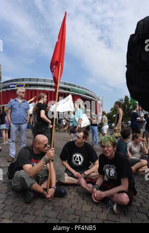 Berlino, Germania. 18 Agosto, 2018. Contro-proteste avvengono a Berlino come neo nazisti contrassegnare il trentunesimo anniversario della morte di Hitler ex vice Rudolf Hess. Credito: Sean Smuda/ZUMA filo/ZUMAPRESS.com/Alamy Live News Foto Stock