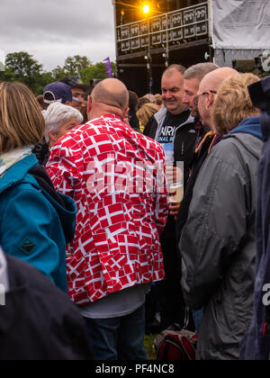 Stirling, in Scozia. 18 Agosto, 2018. Runrig eseguire il loro concerto finale, dopo 45 anni insieme come una band, per un vende la folla, nei campi sotto il Castello di Stirling, Scozia. Credit George Robertson/Alamy Live News Foto Stock