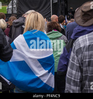 Stirling, in Scozia. 18 Agosto, 2018. Runrig eseguire il loro concerto finale, dopo 45 anni insieme come una band, per un vende la folla, nei campi sotto il Castello di Stirling, Scozia. Credit George Robertson/Alamy Live News Foto Stock