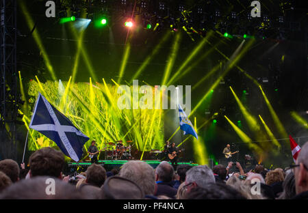 Stirling, in Scozia. 18 Agosto, 2018. Runrig eseguire il loro concerto finale, dopo 45 anni insieme come una band, per un vende la folla, nei campi sotto il Castello di Stirling, Scozia. Credit George Robertson/Alamy Live News Foto Stock