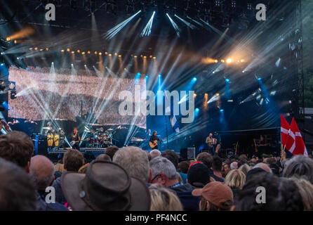 Stirling, in Scozia. 18 Agosto, 2018. Runrig eseguire il loro concerto finale, dopo 45 anni insieme come una band, per un vende la folla, nei campi sotto il Castello di Stirling, Scozia. Credit George Robertson/Alamy Live News Foto Stock