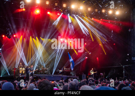 Stirling, in Scozia. 18 Agosto, 2018. Runrig eseguire il loro concerto finale, dopo 45 anni insieme come una band, per un vende la folla, nei campi sotto il Castello di Stirling, Scozia. Credit George Robertson/Alamy Live News Foto Stock