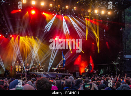 Stirling, in Scozia. 18 Agosto, 2018. Runrig eseguire il loro concerto finale, dopo 45 anni insieme come una band, per un vende la folla, nei campi sotto il Castello di Stirling, Scozia. Credit George Robertson/Alamy Live News Foto Stock