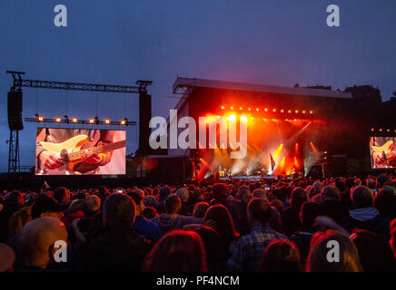 Stirling, in Scozia. 18 Agosto, 2018. Runrig eseguire il loro concerto finale, dopo 45 anni insieme come una band, per un vende la folla, nei campi sotto il Castello di Stirling, Scozia. Credit George Robertson/Alamy Live News Foto Stock