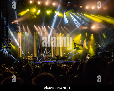 Stirling, in Scozia. 18 Agosto, 2018. Runrig eseguire il loro concerto finale, dopo 45 anni insieme come una band, per un vende la folla, nei campi sotto il Castello di Stirling, Scozia. Credit George Robertson/Alamy Live News Foto Stock