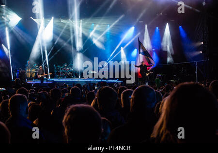 Stirling, in Scozia. 18 Agosto, 2018. Runrig eseguire il loro concerto finale, dopo 45 anni insieme come una band, per un vende la folla, nei campi sotto il Castello di Stirling, Scozia. Credit George Robertson/Alamy Live News Foto Stock