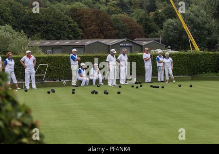 Henley-on-Thames, UK. 18th August 2018, Bowls match between the home side and a team from Goring at  Henley Bowls Club. Credit: Trevor Lewis/Alamy Live News Foto Stock