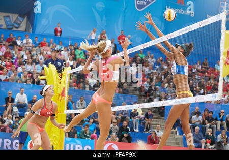 Amburgo, Germania. 19 Ago, 2018. La pallavolo/Beach, World Tour, semifinale, Hermannova/Slukova (Repubblica Ceca) - Artacho/Clancy (Australia). Barbora Hermannova (l-r), Marketa Slukova e Taliqua Clancy in azione. Credito: Georg Wendt/dpa/Alamy Live News Foto Stock