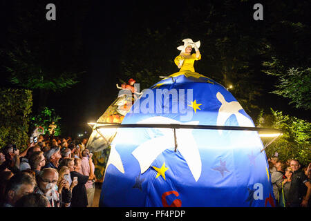 Potsdam, Germania. 18 Agosto, 2018. I visitatori del palazzo di Potsdam notte sono intrattenuti dal gruppo teatrale 'Transe Express' dalla Francia. Credito: Julian Stähle/dpa-Zentralbild/dpa/Alamy Live News Foto Stock