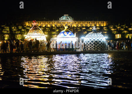 Potsdam, Germania. 18 Agosto, 2018. I visitatori del palazzo di Potsdam notte sono intrattenuti dal gruppo teatrale 'Transe Express' dalla Francia. Credito: Julian Stähle/dpa-Zentralbild/dpa/Alamy Live News Foto Stock