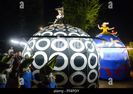 Potsdam, Germania. 18 Agosto, 2018. I visitatori del palazzo di Potsdam notte sono intrattenuti dal gruppo teatrale 'Transe Express' dalla Francia. Credito: Julian Stähle/dpa-Zentralbild/dpa/Alamy Live News Foto Stock