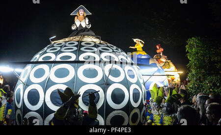 Potsdam, Germania. 18 Agosto, 2018. I visitatori del palazzo di Potsdam notte sono intrattenuti dal gruppo teatrale 'Transe Express' dalla Francia. Credito: Julian Stähle/dpa-Zentralbild/dpa/Alamy Live News Foto Stock