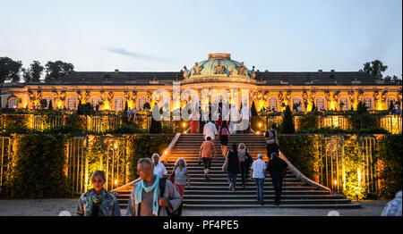 Potsdam, Germania. 18 Agosto, 2018. I visitatori del palazzo di Potsdam notte a piedi su per le scale fino al palazzo Sanssouci al crepuscolo. Credito: Julian Stähle/dpa-Zentralbild/dpa/Alamy Live News Foto Stock
