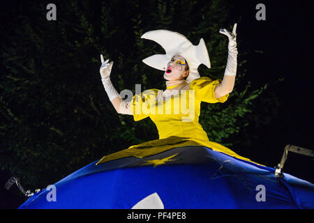 Potsdam, Germania. 18 Agosto, 2018. I visitatori del palazzo di Potsdam notte sono intrattenuti dal gruppo teatrale 'Transe Express' dalla Francia. Credito: Julian Stähle/dpa-Zentralbild/dpa/Alamy Live News Foto Stock