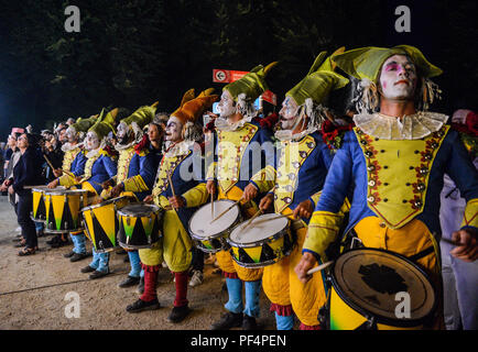 Potsdam, Germania. 18 Agosto, 2018. I visitatori del palazzo di Potsdam notte sono intrattenuti dal gruppo teatrale 'Transe Express' dalla Francia. Credito: Julian Stähle/dpa-Zentralbild/dpa/Alamy Live News Foto Stock