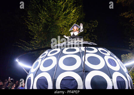 Potsdam, Germania. 18 Agosto, 2018. I visitatori del palazzo di Potsdam notte sono intrattenuti dal gruppo teatrale 'Transe Express' dalla Francia. Credito: Julian Stähle/dpa-Zentralbild/dpa/Alamy Live News Foto Stock