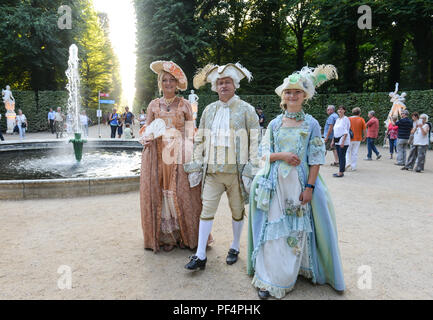 Potsdam, Germania. 18 Agosto, 2018. In Potsdam Palace Night, Bob, Monika e figlia Viktoria da Berlino appaiono in costumi barocchi. Credito: Julian Stähle/dpa-Zentralbild/dpa/Alamy Live News Foto Stock