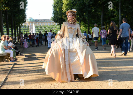 Potsdam, Germania. 18 Agosto, 2018. Jana Doering da Lipsia assiste il palazzo di Potsdam notte in un costume in stile barocco. Credito: Julian Stähle/dpa-Zentralbild/dpa/Alamy Live News Foto Stock