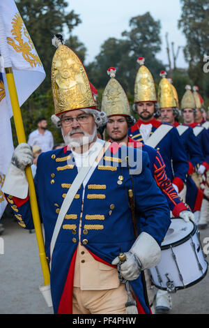 Potsdam, Germania. 18 Agosto, 2018. A Potsdam Palace Night, attori vestiti come "Lange Kerls' (lit. 'Lungo Ragazzi") passano dai visitatori. Credito: Julian Stähle/dpa-Zentralbild/dpa/Alamy Live News Foto Stock