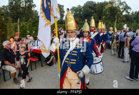 Potsdam, Germania. 18 Agosto, 2018. A Potsdam Palace Night, attori vestiti come "Lange Kerls' (lit. 'Lungo Ragazzi") passano dai visitatori. Credito: Julian Stähle/dpa-Zentralbild/dpa/Alamy Live News Foto Stock