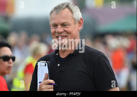 Beaminster, Dorset, Regno Unito. 19 agosto 2018. Regno Unito Meteo. Attore Martin Clunes giudicare un dog show di classe a Buckham Fiera a Beaminster, Dorset. Credito Foto: Graham Hunt/Alamy Live News Foto Stock